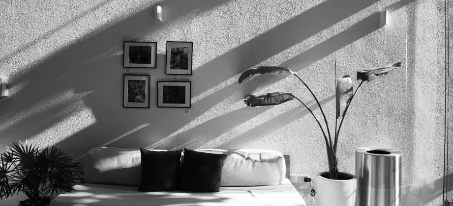 foto-de-habitacion-en-blanco-y-negro