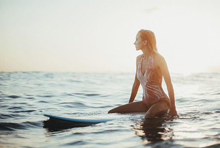 mujer-esperando-ola-para-surfear
